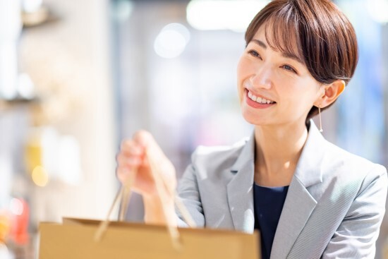 販売スーツ女性_70176567_M.jpg