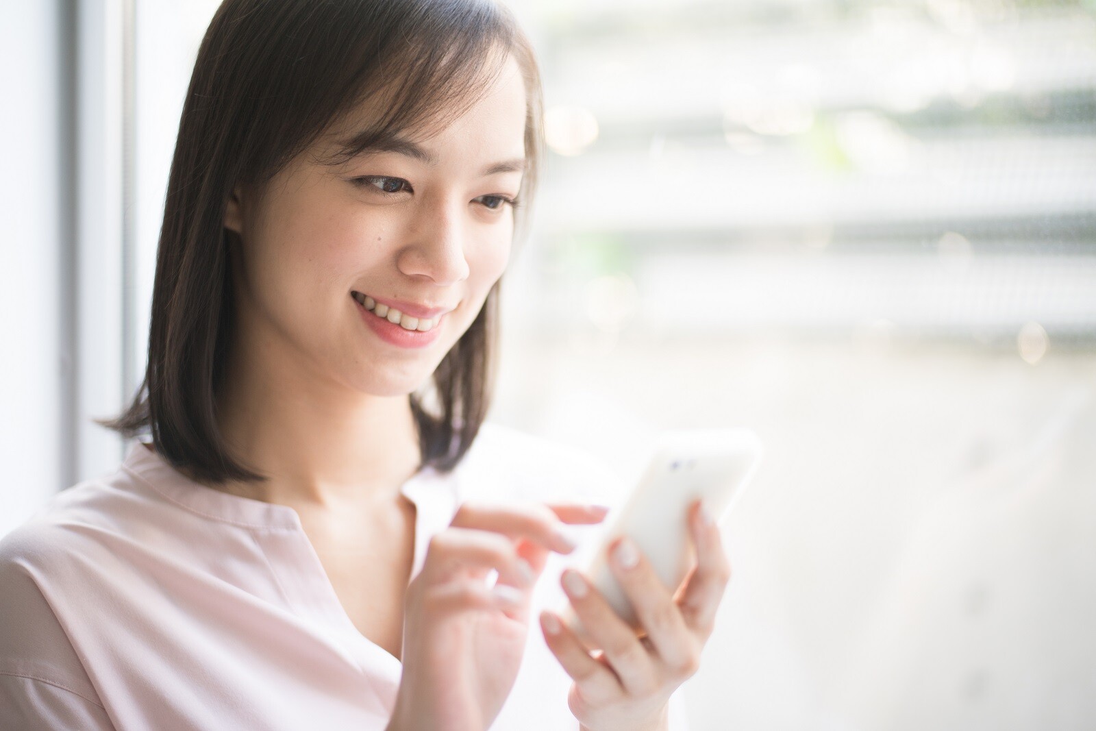 スマホで求人を探す女性