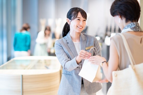 販売スーツ女性pixta_69180227_M.jpg