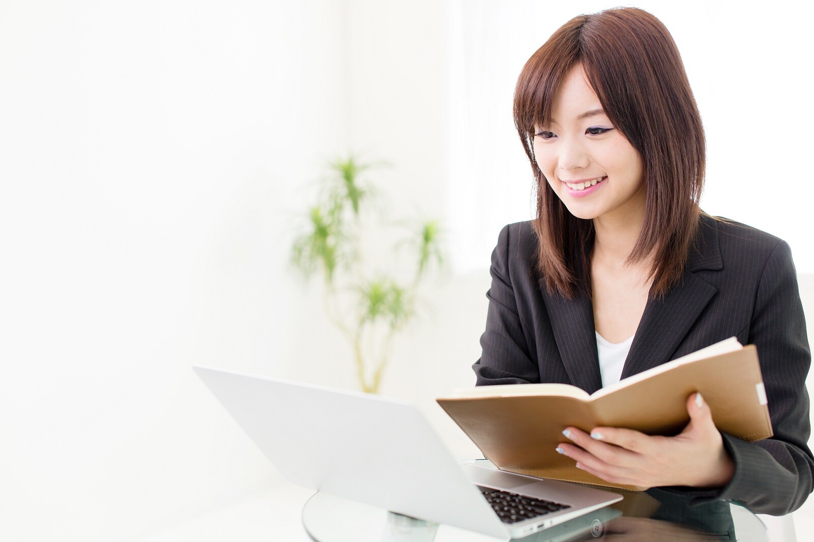 WEB面談をする女性